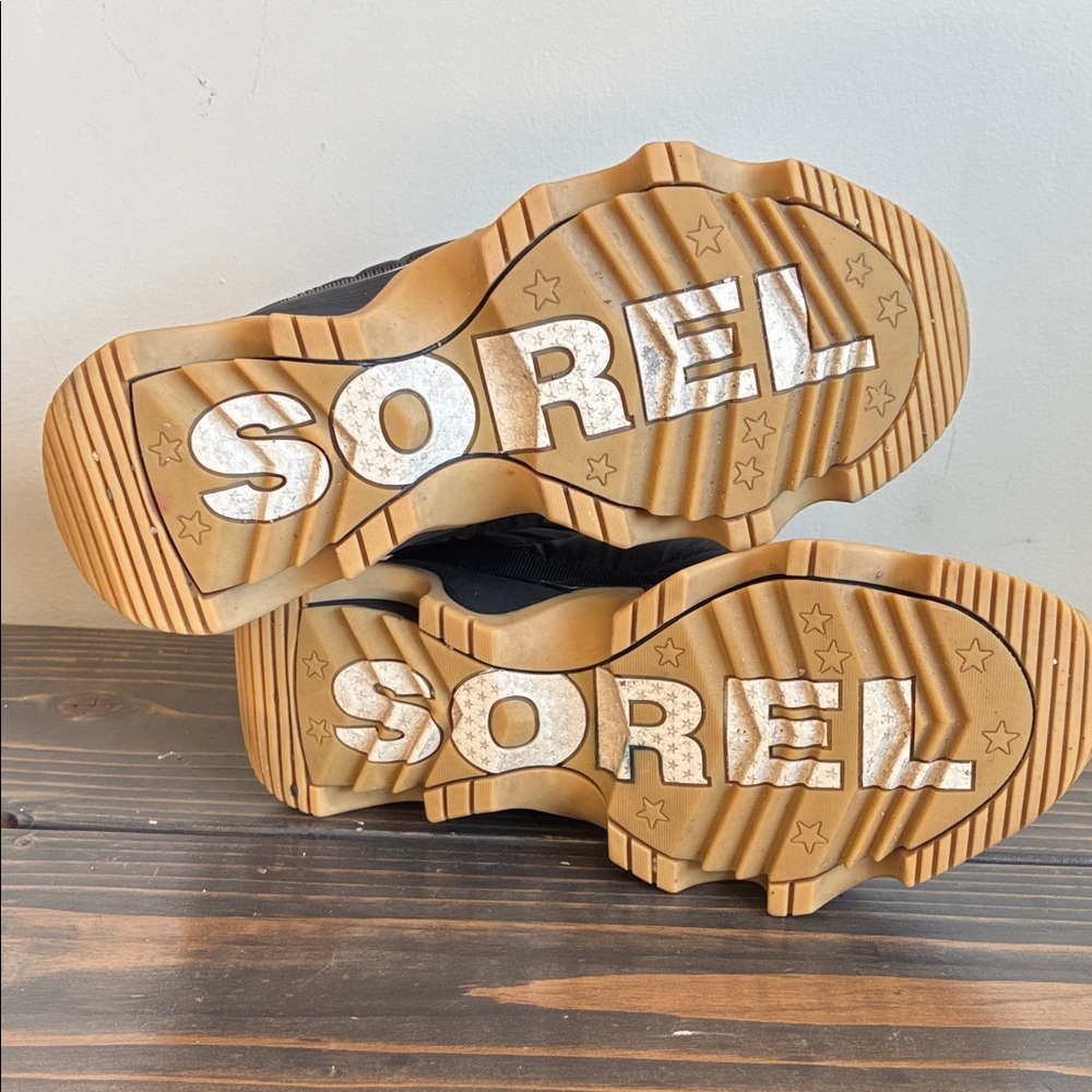 Sorel Women’s waterproof puffy boots - Picture 2 of 3